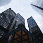 العملات الرقمية بين التنظيم والتبني المؤسسي
