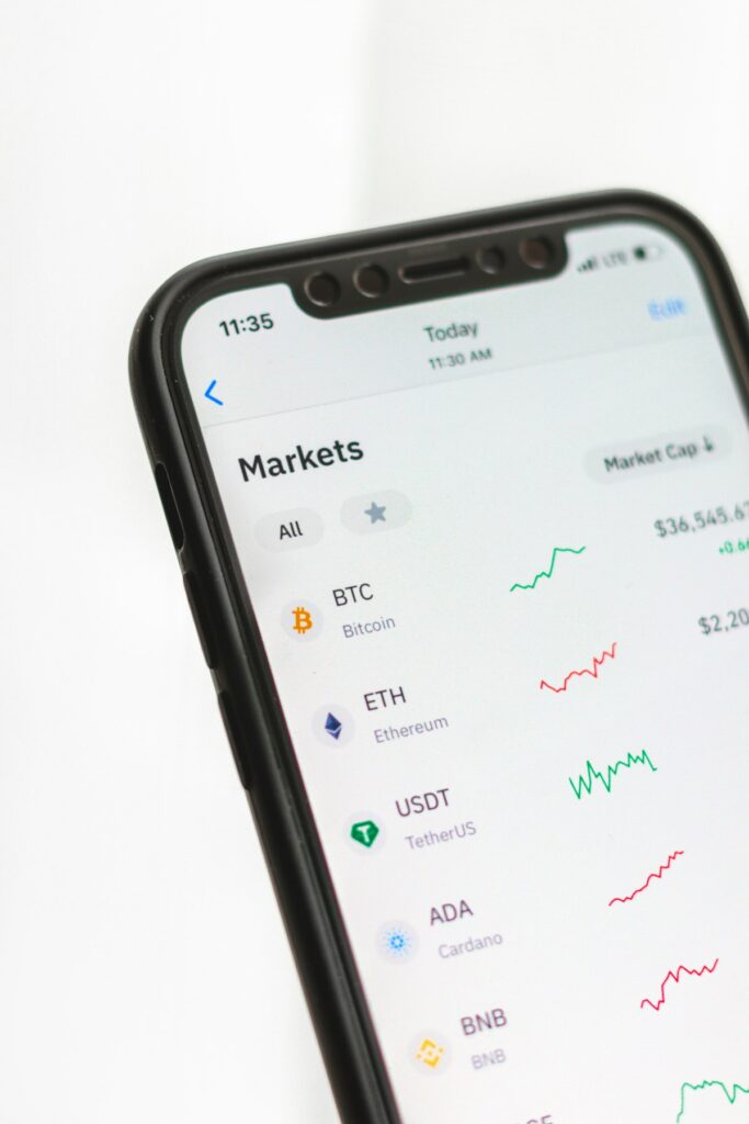 العملات الرقمية بين التنظيم والتبني المؤسسي