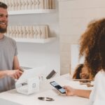 العملات الرقمية بين التنظيم والتبني المؤسسي